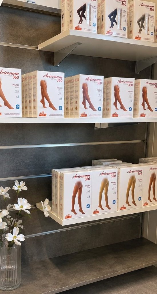 Hyller med kompresjonsstrømper i butikken til AESTO på Bjørkelangen